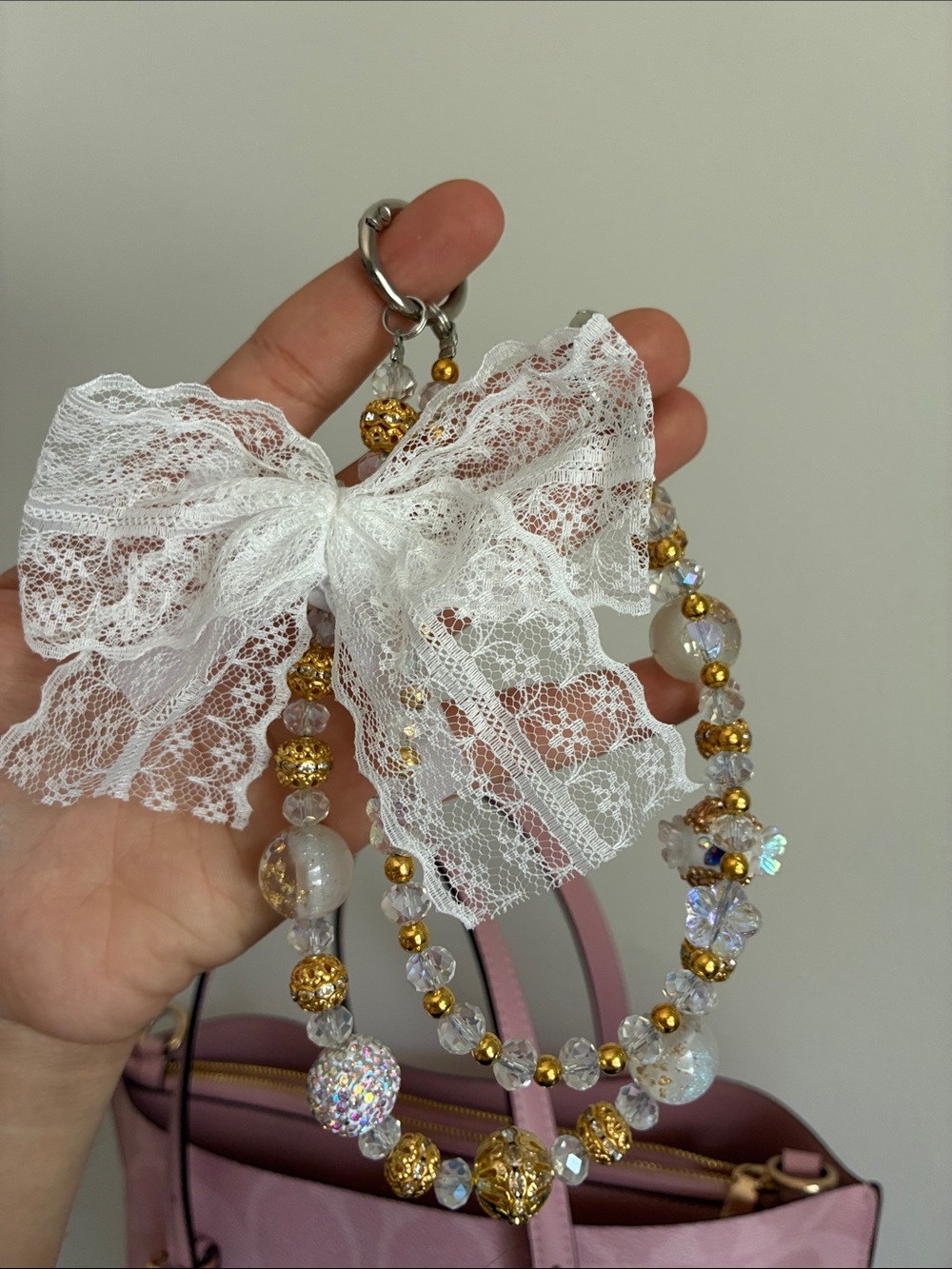 White Lacey Bow Charm Beaded Bag Chain - Picture 2 of 3